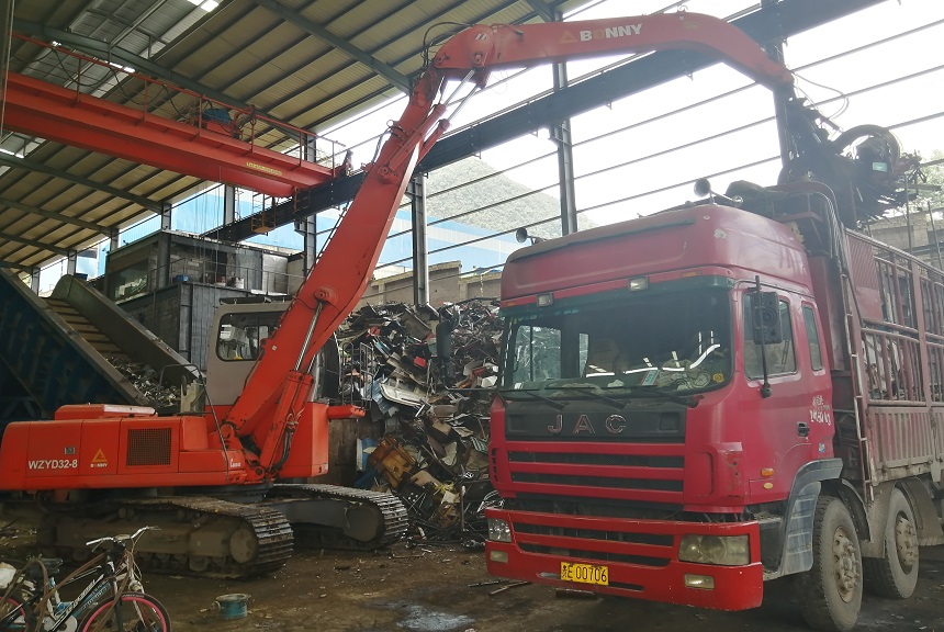 32噸電動抓鋼機(jī).jpg 32噸電動抓鋼機(jī).jpg