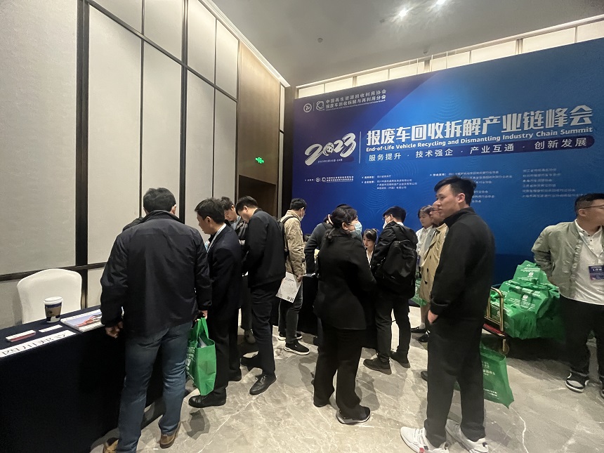 邦立重機報廢汽車拆解機交流現(xiàn)場.jpg 邦立重機報廢汽車拆解機交流現(xiàn)場.jpg