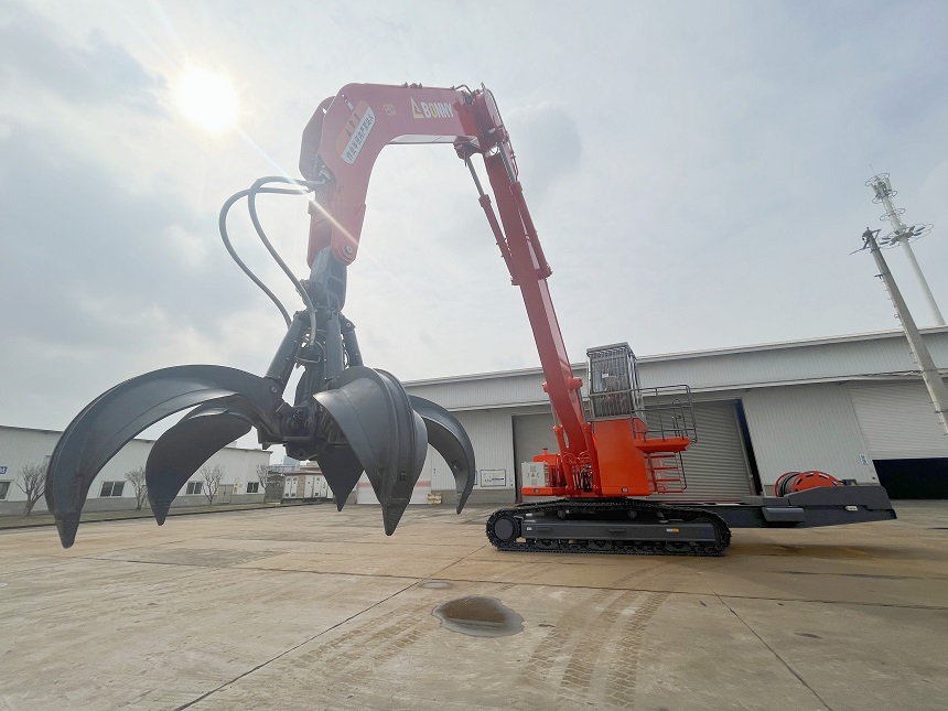 雙動(dòng)力抓鋼機(jī).jpg 雙動(dòng)力抓鋼機(jī).jpg