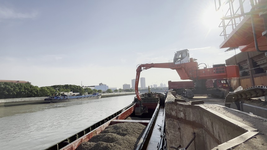 抓料機(jī).jpg 抓料機(jī).jpg