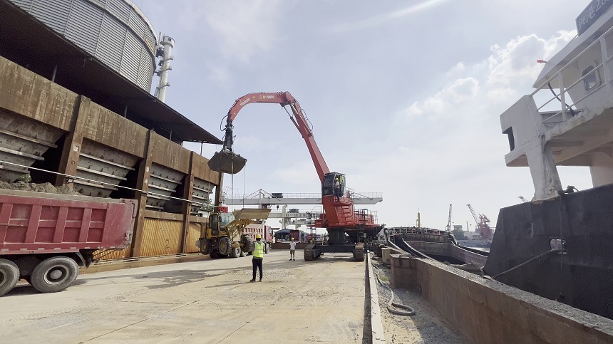 抓料機(jī).jpg 抓料機(jī).jpg