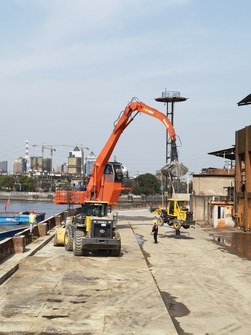 抓料機(jī).jpg 抓料機(jī).jpg