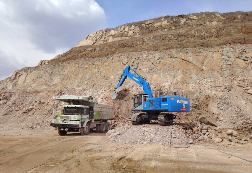 挖掘機(jī).png 挖掘機(jī).png